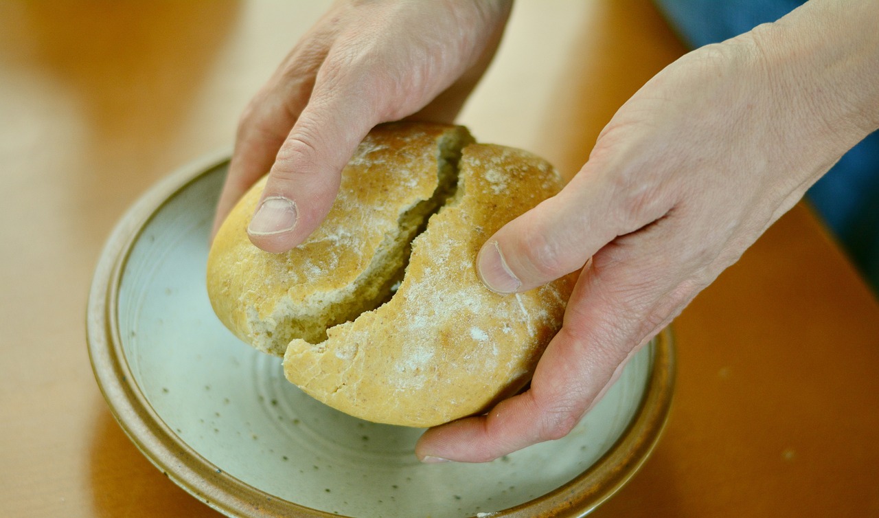 w łamaniu chleba,